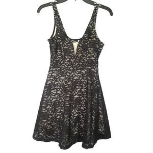 Express Dress Women’s Size XS Black/White Deep V Neckline Floral Lace Black Tie